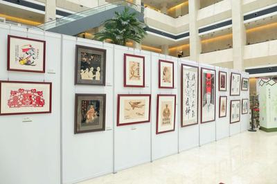深圳博物館展出非遺傳承人抗疫主題作品，剪紙、麥金畫(huà)、面塑、微雕等藝術(shù)形式致敬時(shí)代精神
